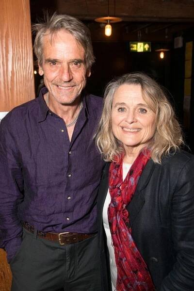 Oscarová hvězda v Praze! Muž koupil kafe páru cizinců, ze staříka se vyklubal Jeremy Irons