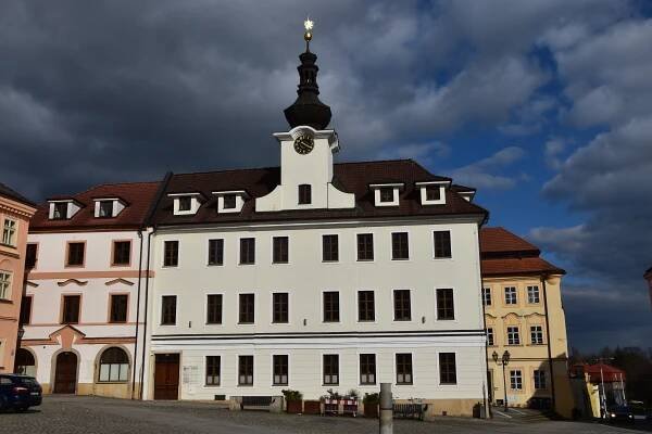 Soubor:HK Male namesti stara radnice DSC 0647.jpg – Wikipedie