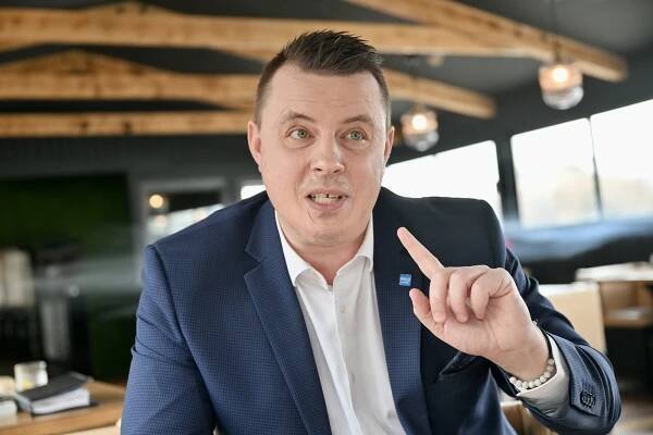 Sto tisíc lidí dostaneme na náměstí jen my, tvrdí Jindřich Rajchl