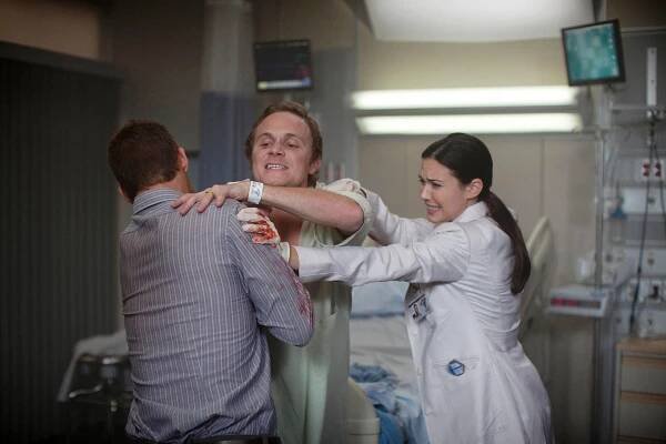 Dr. House - Kdo je bez viny - Z filmu - David Anders, Odette Annable