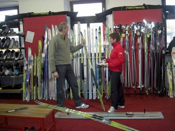 Sport Fuchs in Grafenau Sportgeschäft Skiverleih Skikurse Skiwerkstatt Ski-Leasing Nordic Walking Kurse Tourenski Wanderungen