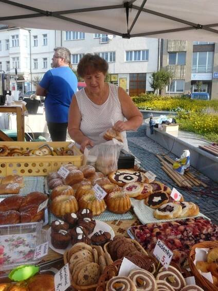 Farmáři nabídkou produktů oblékají trhy do barev podzimu
