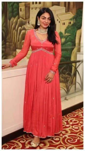Pollywood Queen Neeru Bajwa-inspired Diwali looks