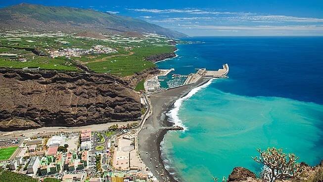 Kanárský ostrov La Palma vábí na černé pláže i barevný vodopád