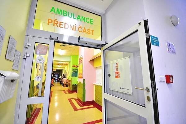 Grilování Arenbergera ve Sněmovně: Mimořádná schůze bude ve čtvrtek, dojde i na „klikací“ tendr