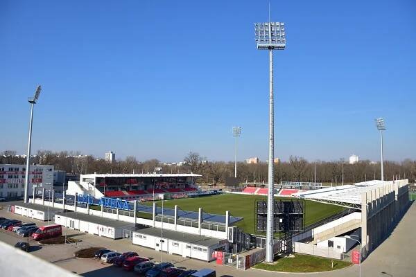 Kudla do zad fotbalovým Pardubicím. Vyrostla jim nová „tribuna“ na parkovišti!