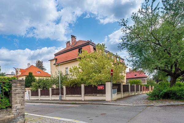 Elegantní podolská vila s bazénem a zahradou ke kancelařskému využití