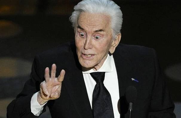 Legenda Hollywoodu herec Kirk Douglas slaví 100. narozeniny