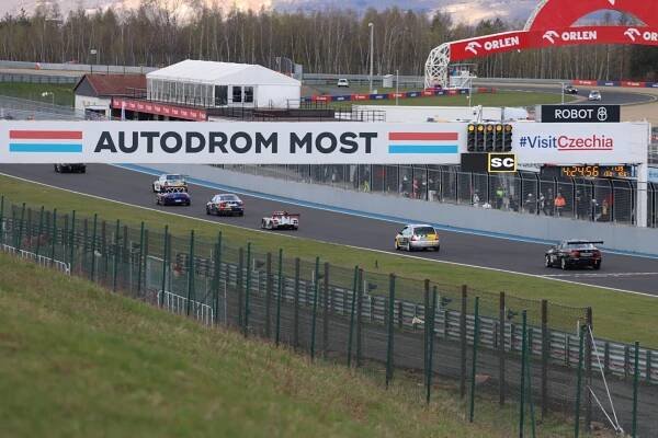 FOTO: Autodrom hostil další ročník vytrvalostního závodu Le Most