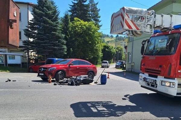 V Hriňovej došlo k zrážke auta a motocykla priamo pred policajnou stanicou