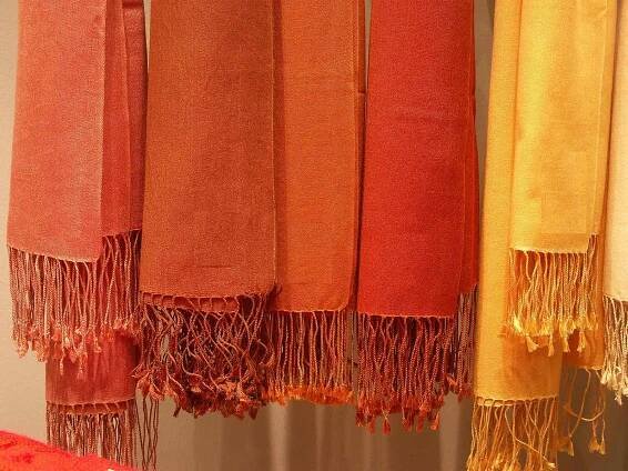 Soubor:Pashmina-schals.jpg