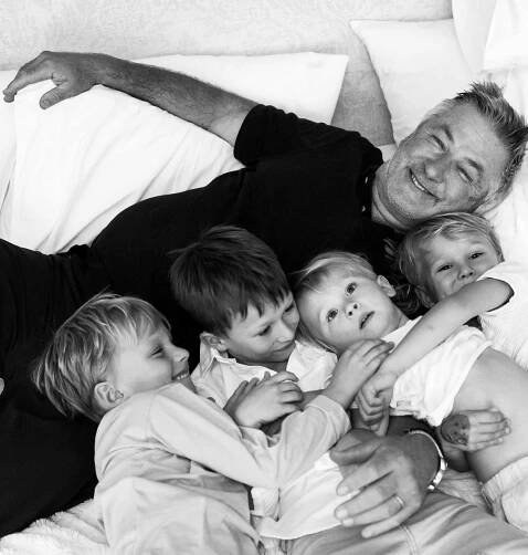 Manželka Aleca Baldwina ukázala všech sedm dětí na jedné fotografii - Zivot