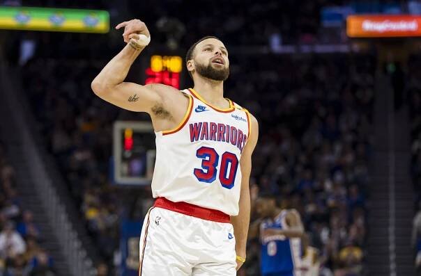 Mistr trojek Curry se proti Philadelphii nemýlil ani jednou z osmi pokusů