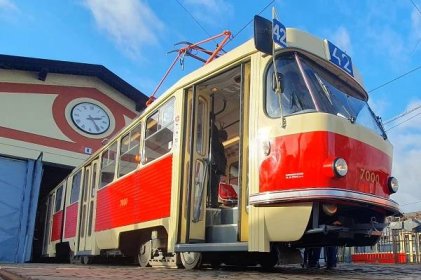 Zrenovovaná historická tramvaj K2 v neděli poprvé sveze cestující po Praze