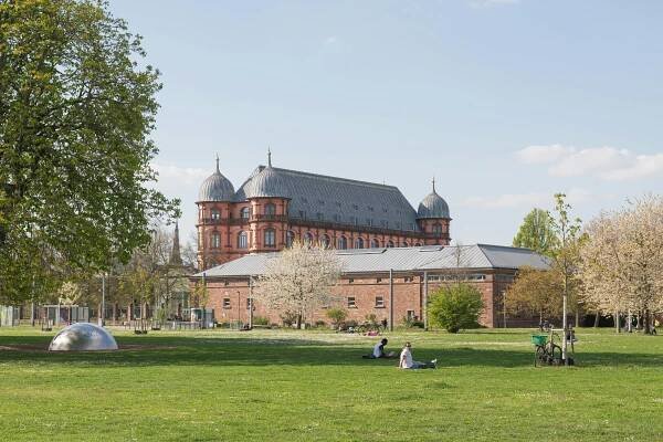 Slunečný Den V Zahradách Paláce Karlsruhe Na Jaře · Základová fotografie zdarma