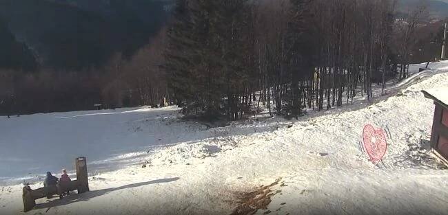 Neděle 12.23, Pustevny. Webkameru nastavili tak, aby nezabírala turisty. My jsme si ji otočili. A došla nám slova | ParlamentniListy.cz