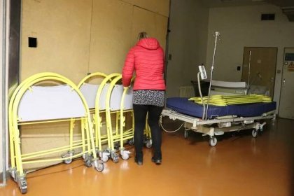 Nemocniční lůžka jsou dar Ukrajině. Charita je dá k dispozici