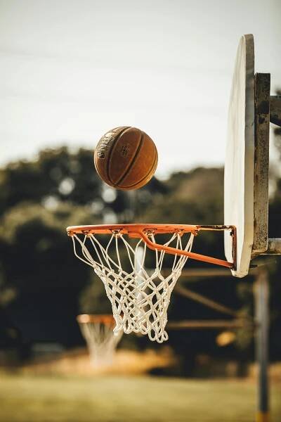 Hnědý Basketbal Na Basketbalovém Hřišti · Základová fotografie zdarma