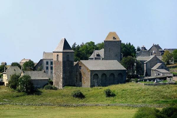 Soubor:Village d'Aubrac (Aveyron).jpg – Wikipedie