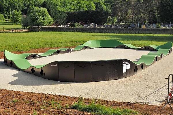 Pumptrack - Bayac (Francie) - Modulární a kompozitní pumptracky - projektování a výstavba cyklostezek