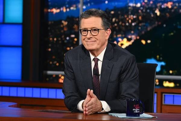 CBS zrušilo populární Late Show se Stephenem Colbertem. Načasování je podezřelé