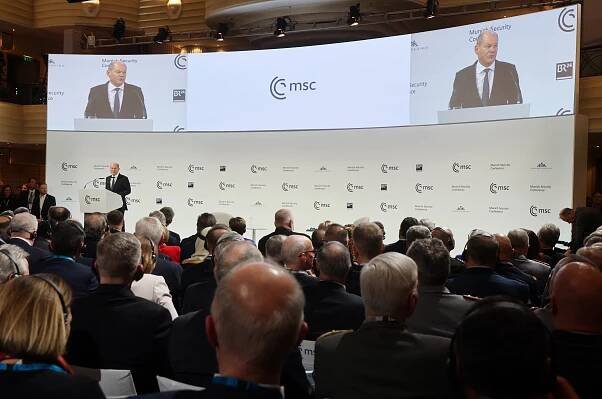 Scholz na mnichovské konferenci: Dodávky zbraní na Ukrajinu válku neprodlužují, je tomu naopak