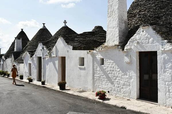 bezplatná Prozkoumejte ikonické domy trulli v Alberobello, které je na seznamu světového dědictví UNESCO v italské Puglii. Základová fotografie