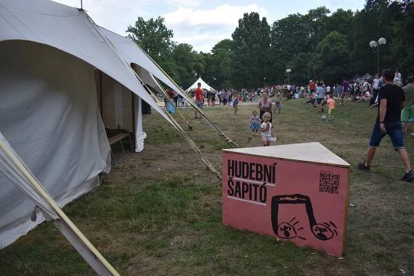 Hradec žije až do prázdnin divadelním festivalem. Najdete se na fotkách?