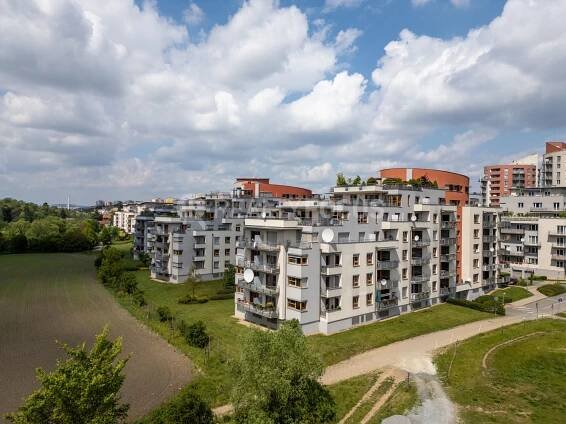 Byt s jedinečnými výhledy z obrovské terasy „Rezidence Park Hostivař“ z projektu od Central Group z roku 2007