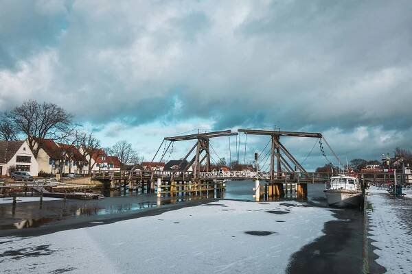 Idyllisch gelegen:  Wieck mit der berühmten Wiecker Klappbrücke