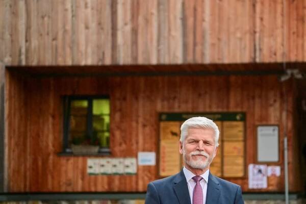Blízké setkání prezidenta Pavla s šumavskými vlky. V Domažlicích nechyběly kroje ani koláče