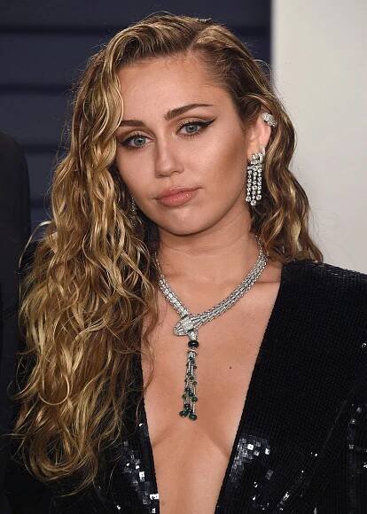 Rebelka Miley Cyrus s manželem na oscarové party: Provokovala hlubokým výstřihem a dlouhým rozparkem