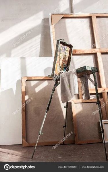 Stáhnout - Box s barvami v umělecké studio s jinými nástroji — Stock obrázek