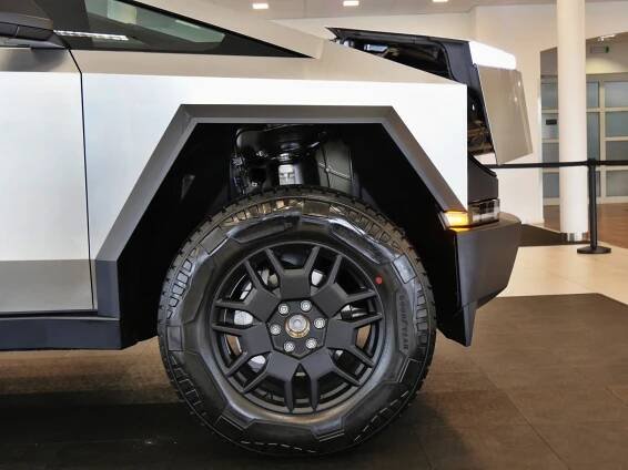 Tesla Cybertruck naživo v Česku: sci-fi design a gigantické rozměry šokují