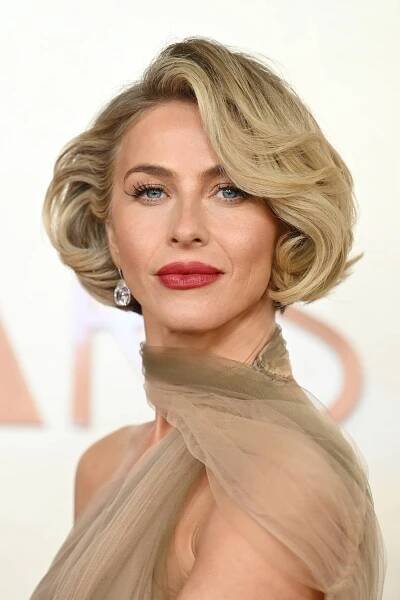 Tanečnice a herečka Julianne Hough by od nás dostala pochvalu za nejlepší look večera