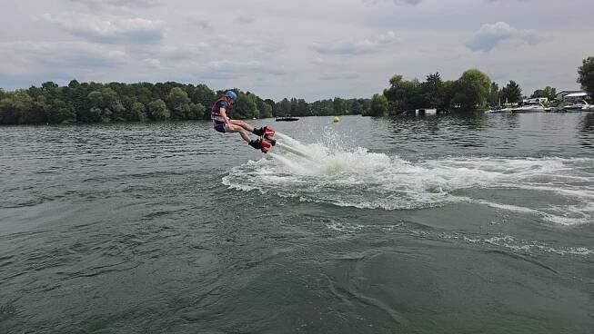 Flyboarding - létání nad vodou Praha 2 - (Kayak Beach Bar) | Adrop.cz