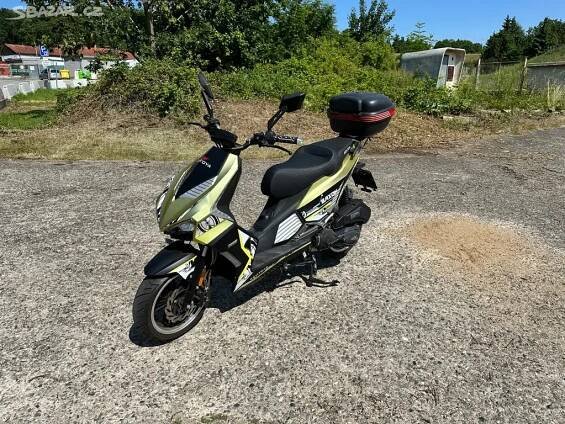 Skútr Kentoya Saxon 125 rok 2022, pouze 2 600 km