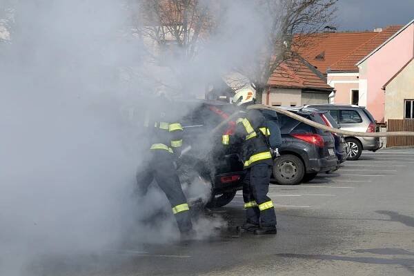 Drama na parkovišti. Ve Slavonicích hasiči bojovali s požárem auta