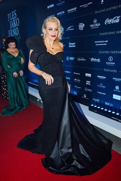 FOTO: Na ples zavítala i Kateřinina sestra Tereza Mátlová. – stránka 98