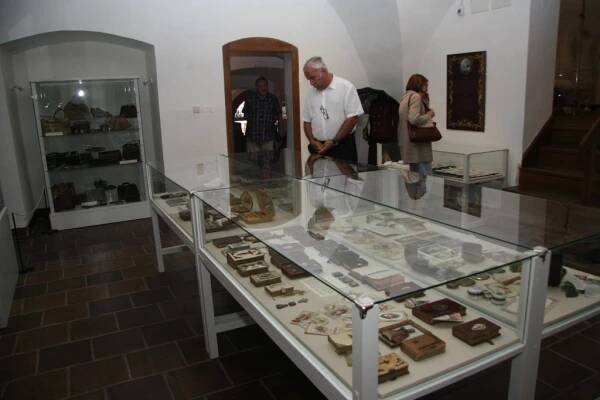 Muzejní noc v Prachatickém muzeu ovládla letos móda