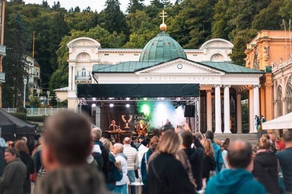 Festival vína Mariánské Lázně 2025: Víno na Hlavní kolonádě navzdory rozmarům počasí