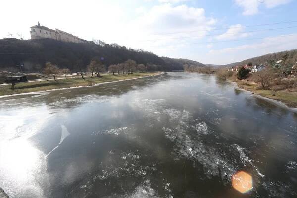 Nevídaná podívaná, ze které až „mrazí“: Pozdní zima zledovatěla soutok Berounky s Vltavou