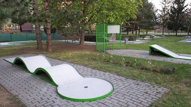 Minigolf ONE | Minigolfové hřiště Brno | Minigolf Brno - Bohunice | Venkovní Minigolfové hřiště