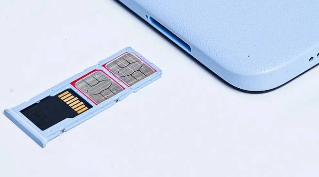 Telefon má dva sloty na SIM a dedikovaný slot na microSD