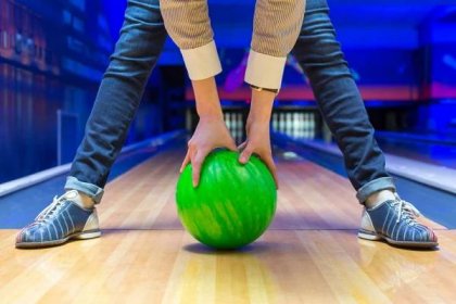 Two-Handed Bowling Tutorial (Plus The Best Bowling Ball For Two-Handers) 4