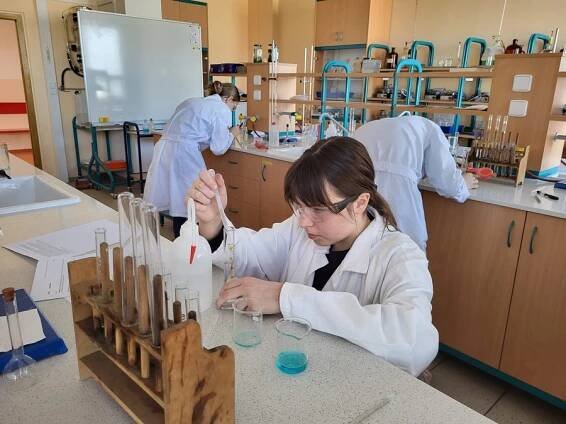 Úspěchy nižšího gymnázia na poli chemie - Gymnázium Zlín - Lesní čtvrť