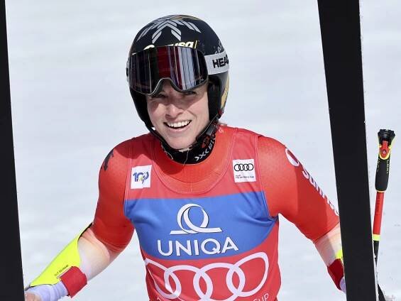 Švajčiarska lyžiarka Lara Gutová-Behramiová v cieli pretekov