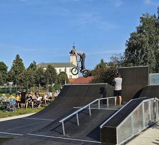 V Dřevohosticích mají nový skatepark, vybírat prvky pomáhali i žáci školy
