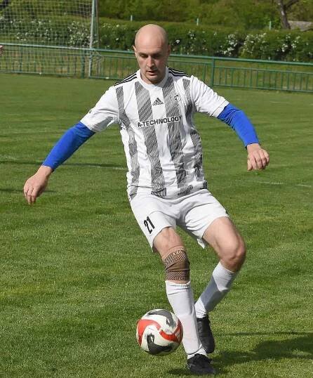 Fotbalisté Nikolčic (v modrém) vyhráli ve Valticích.