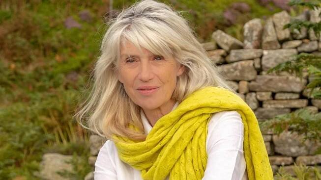 Broadcaster Selina Scott 'stabbed' in the leg by gang who stole her purse in 'traumatising' daylight robbery on busy West End street